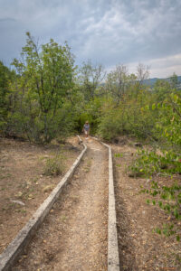 Последни метри от пътеката до Кромлех-а