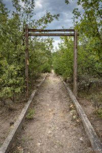 Порта в началото на пътеката към Кромлех-а