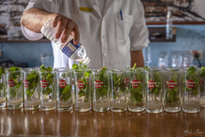 Приготвяне на коктейли Мохито в&bdquo;La Bodeguita Del Medio&ldquo; в Хавана, Куба