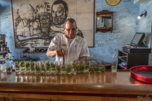 Приготвяне на коктейли Мохито в ресторант &bdquo;La Bodeguita Del Medio&ldquo; в Хавана, Куба