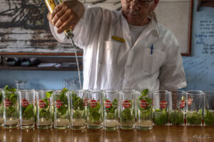 Приготвяне на еликсира Мохито в ресторант &bdquo;La Bodeguita Del Medio&ldquo; в Хавана, Куба
