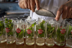 Приготвяне на традиционно Мохито в &bdquo;La Bodeguita Del Medio&ldquo; - Хавана, Куба