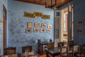 Интериорът на &bdquo;La Bodeguita Del Medio&ldquo; в Хавана, Куба