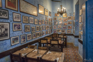 Интериорът на &bdquo;La Bodeguita Del Medio&ldquo; в Хавана, Куба