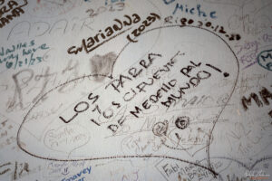 Послания и автографи по стените в Интериора на бар &bdquo;La Bodeguita Del Medio&ldquo; в Хавана, Куба