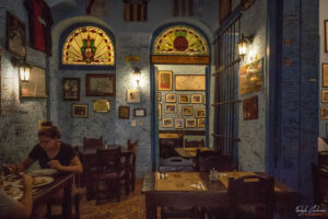 Интериора на бар &bdquo;La Bodeguita Del Medio&ldquo; в Хавана, Куба