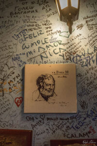 Изписаните стени на бар &bdquo;La Bodeguita Del Medio&ldquo; в Хавана, Куба