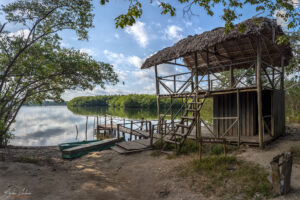 Площадката за наблюдение и кеят за лодки за разходка в лагуната