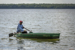 Нашият лодководач със съмнителното плавателно средство наричано лодка