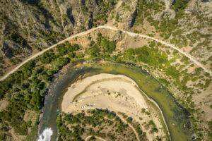 Дъното на кратера и меандърът на Арда