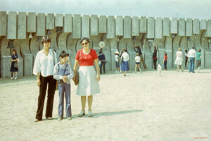 Архивни кадри, малко след откриването на Камбаните