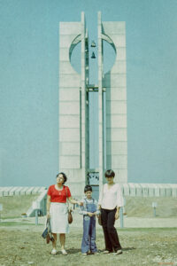 Архивни кадри, малко след откриването на Камбаните