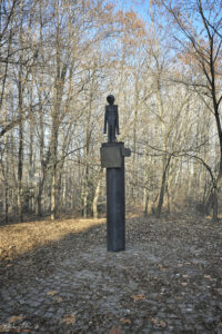 Паметник за жертвите на тероризма до монумент Камбаните