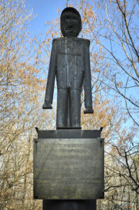 Паметник за жертвите на тероризма до монумент Камбаните