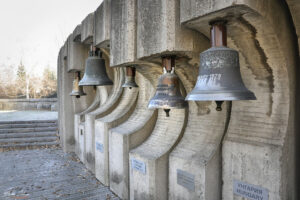 Камбани от различни държави околовръст на основната кула