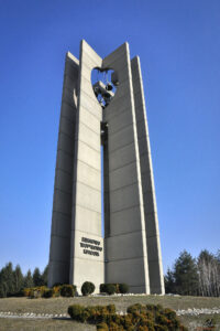 Пилоните ориентирани в посоките на света в парк Камбаните