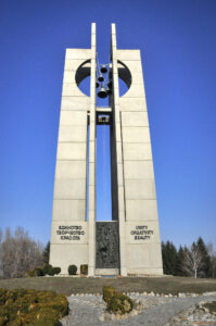 Четирите 37 метрови пилона в центъра на монумент "Камбаните"