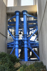 Платформата с малките камбани и пулта за управление на големите