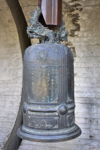 Екзотични камбани в монумент Знаме на мира