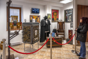 Екскурзоводката обясняваща увлекателно и подробно за всеки експонат