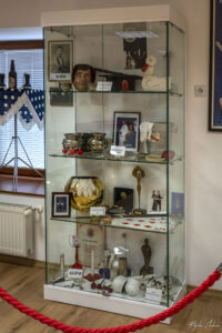 Витрина с реквизити на различни илюзионисти