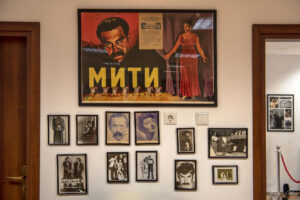 Снимки и плакати на факира Мити в Музеят на магията, Момчиловци