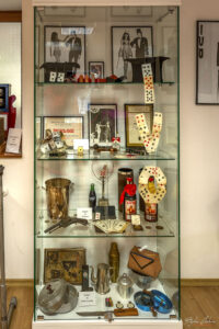 Витрина с реквизити в Музеят ма магията