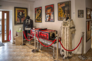 Входа на Музеят на магията в Момчиловци