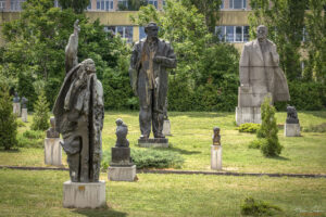 Монументални статуи и малки пластики в музея на социалистическото изкуство