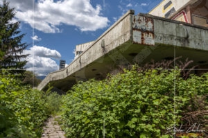 Потъналия в зеленина плувен комплекс "Червено знаме"
