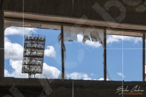 Осветителните кули на изоставеният национален плувен комплекс "Червено знаме"