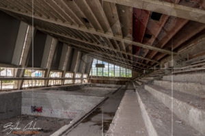 Трибуните и покритите басейни на изоставеният национален плувен комплекс "Червено знаме"