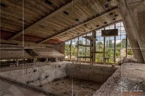 Покрития басейн и кулата за скокове във вода в комплекс "Червено знаме"