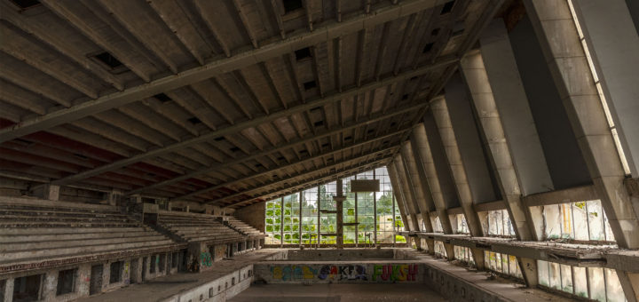 Изоставеният национален плувен комплекс „Червено знаме“