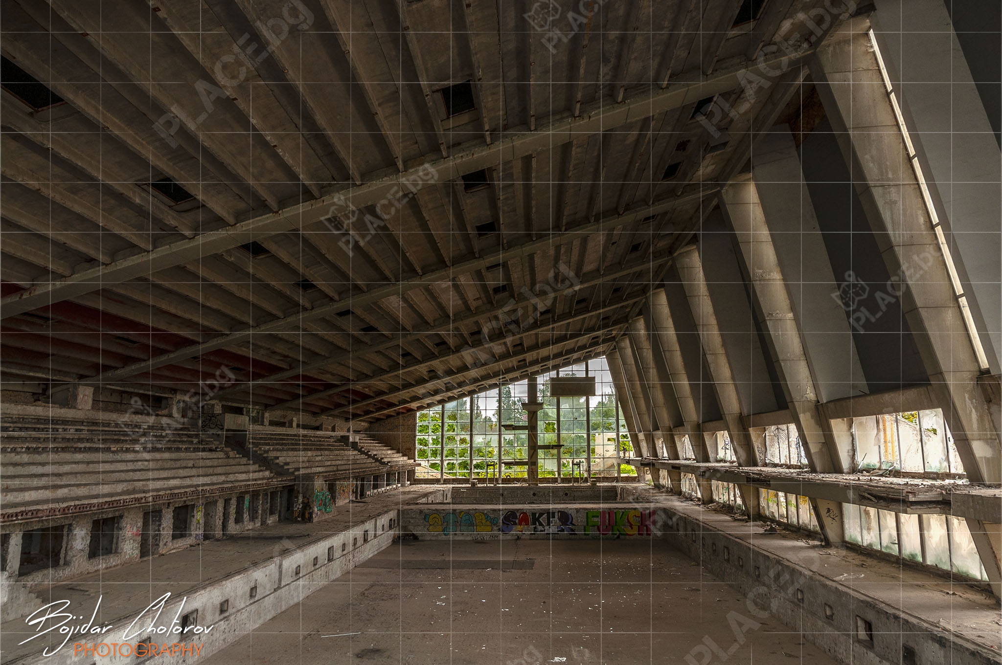 Изоставеният национален плувен комплекс „Червено знаме“