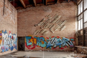 Графити във фоайетата на изоставеният комплекс "Червено знаме"