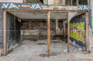 Един от входовете в изоставеният национален плувен комплекс "Червено знаме"