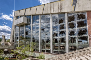 Изпочупените стъкла на закритите басейни в националмия плувен комплекс "Червено знаме"