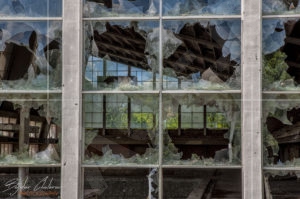 Изпочупените стъкла на закритите басейни в националмия плувен комплекс "Червено знаме"