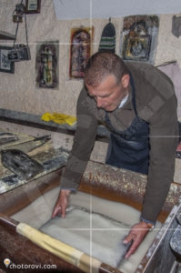 Стъпки от процеса на ръчно производство на хартия