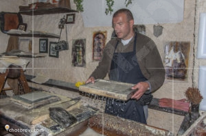 Стъпки от процеса на ръчно производство на хартия