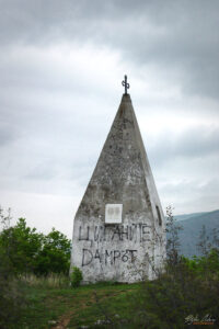 Каменна пирамида в памет на убитите парламентьори от Перущица