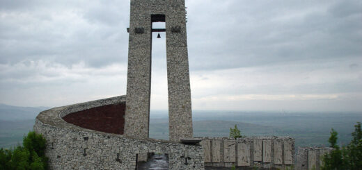 Паметник на трите поколения