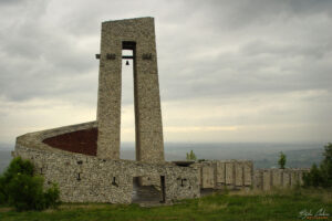 Паметник на трите поколения с все още съществуващата камбана