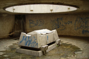 Мраморния съркофаг в "криптата" на паметника