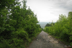 Пътят към Паметника на трите поколения