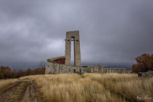 Паметник на трите поколения