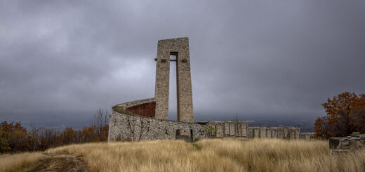 Паметник на трите поколения
