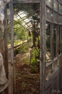 Изоставена оранжерия в парк Врана