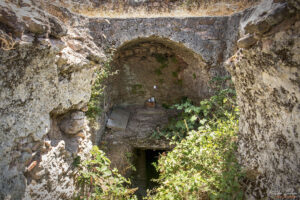 Малък олтар на входа на пещерата